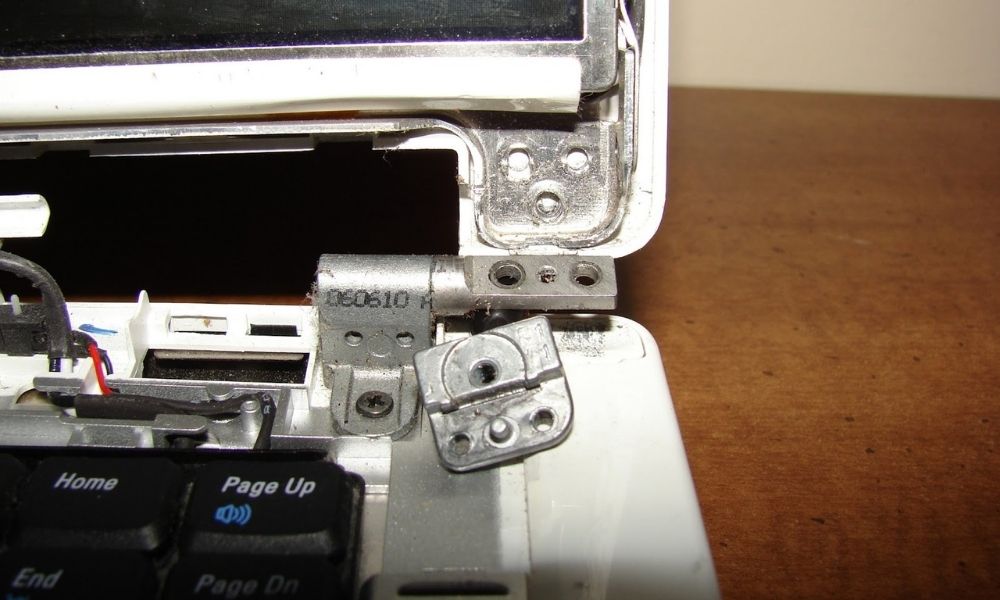 Dell Laptop Menteşe Tamiri