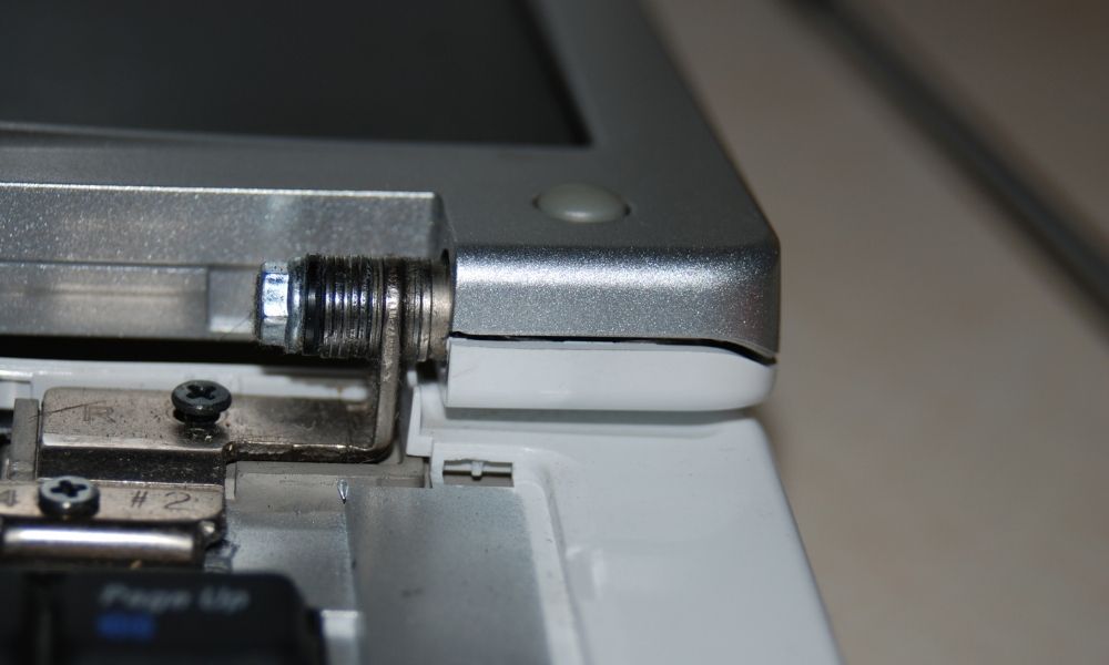 Dell Laptop Menteşe Tamiri